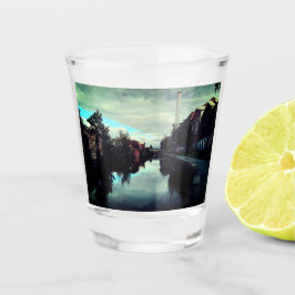 Entlang des Kanals gehen Schnapsglas