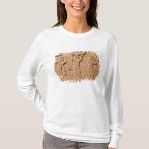 Entlastung, welche die Träger beladen mit T-Shirt