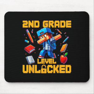 Entriegelter Jungs-Gamer auf der zweiten Stufe Mousepad