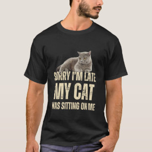 Entschuldigung, ich bin spät, meine Katze saß auf T-Shirt