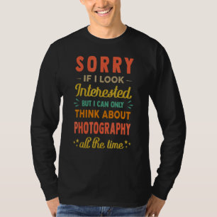 Entschuldigung, wenn ich interessiert aussehe. Den T-Shirt