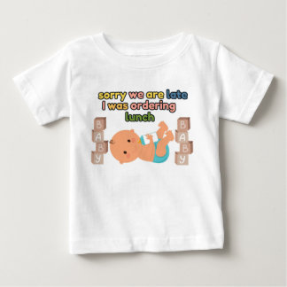Entschuldigung, wir sind spät, weißes Baby-T-Shirt Baby T-shirt