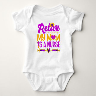 Entspann dich, meine Mutter ist Krankenschwester B Baby Strampler