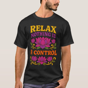 Entspannen Nichts ist unter Kontrolle Lotusblumen- T-Shirt