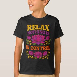 Entspannen Nichts ist unter Kontrolle Lotusblumen- T-Shirt