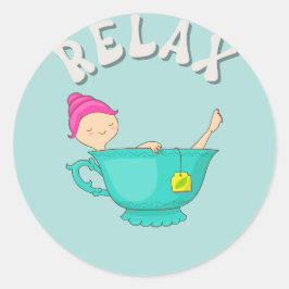 Entspannen Sie beim Girl in der Tasse Tee Meditati Runder Aufkleber