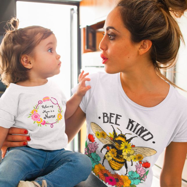 Entspannen Sie meine Mama ist ein Blumenstethoskop Baby T-shirt (Von Creator hochgeladen)