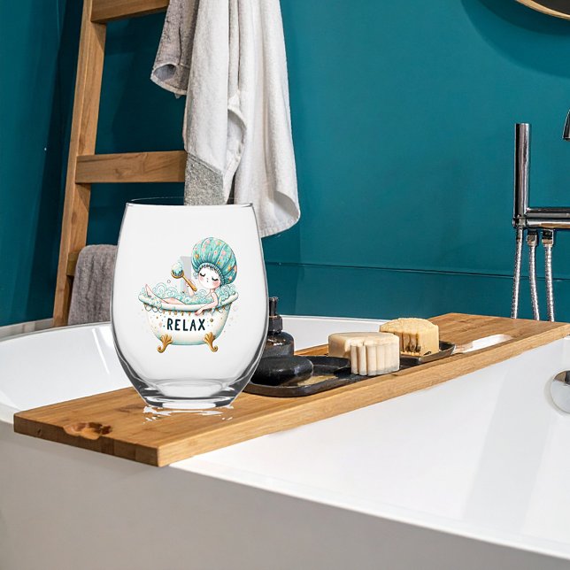 Entspannen Sie niedliche Dame in der Badewanne mit Weinglas Ohne Stiel (Von Creator hochgeladen)