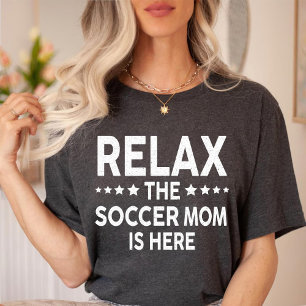 Entspannen Sie sich bei der Fußballmutter. T-Shirt