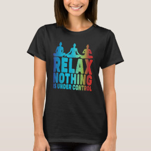 Entspannen Sie sich bei Kontrolle Yoga T-Shirt