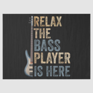 Entspannen Sie sich beim Bass Player, der sich hie Seidenpapier