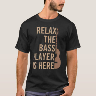 Entspannen Sie sich beim Bass Player, der sich hie T-Shirt