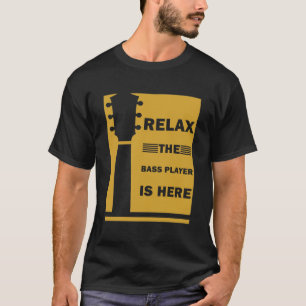Entspannen Sie sich beim Bass Player. T-Shirt