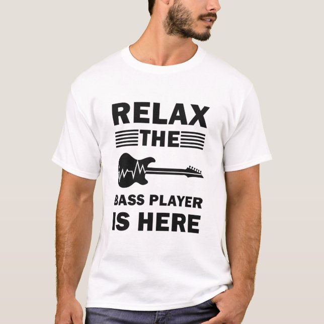 Entspannen Sie sich beim Bass Player. T-Shirt (Vorderseite)