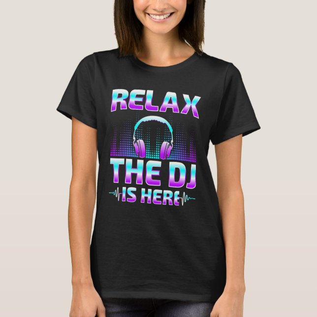 Entspannen Sie sich beim DJ is Here DJ Disk Jockey T-Shirt (Vorderseite)