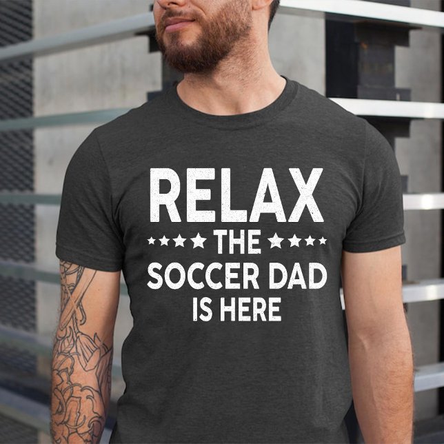 Entspannen Sie sich beim Fußball-Vater T-Shirt (Relax The Soccer Dad Is Here T-Shirt)