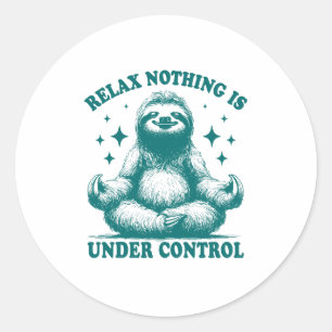 Entspannen Sie sich in der Kontrolle Sloth Yoga Runder Aufkleber