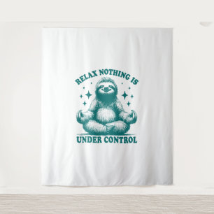 Entspannen Sie sich in der Kontrolle Sloth Yoga Wandteppich