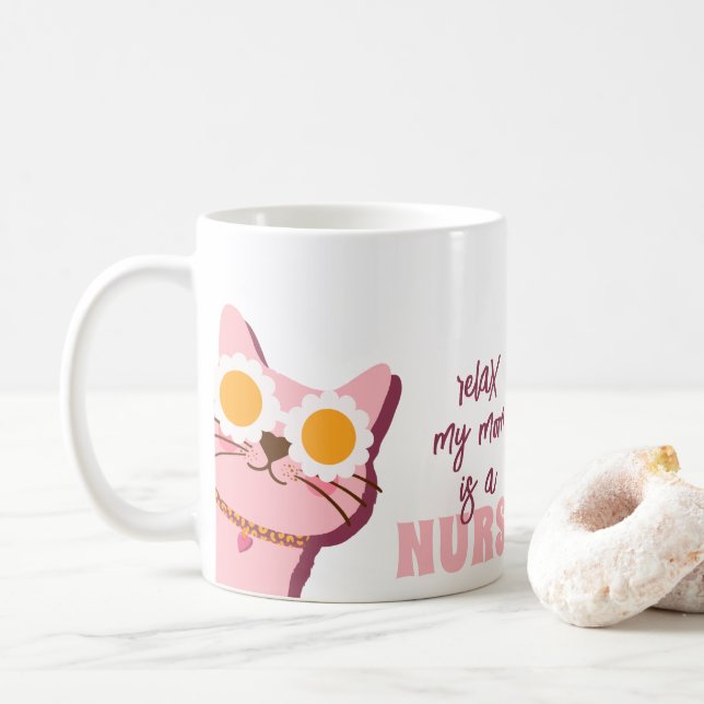 Entspannen Sie sich, meine Mama ist eine Krankensc Kaffeetasse (Mit Donut)