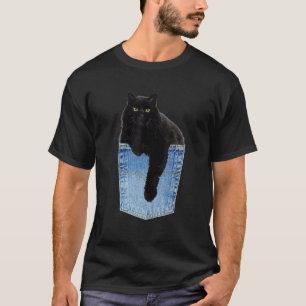 Entspannende schwarze Katze in Denim-Jeans-Tasche T-Shirt