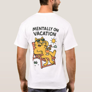Entspannte Cartoon Cat Lounges mit einem Cocktail T-Shirt