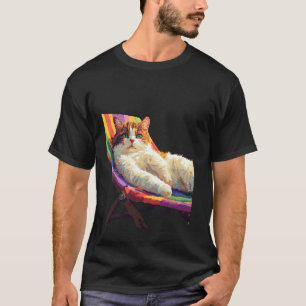 Entspannte Katze auf einer bunten Hängematte T-Shirt
