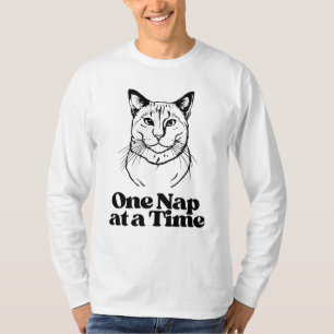 Entspannte Katze ein Nickerchen nach dem anderen T-Shirt