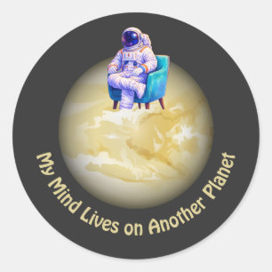 Entspannter Astronaut sitzt auf einem Planeten  Runder Aufkleber