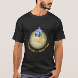 Entspannter Astronaut sitzt auf einem Planeten  T-Shirt