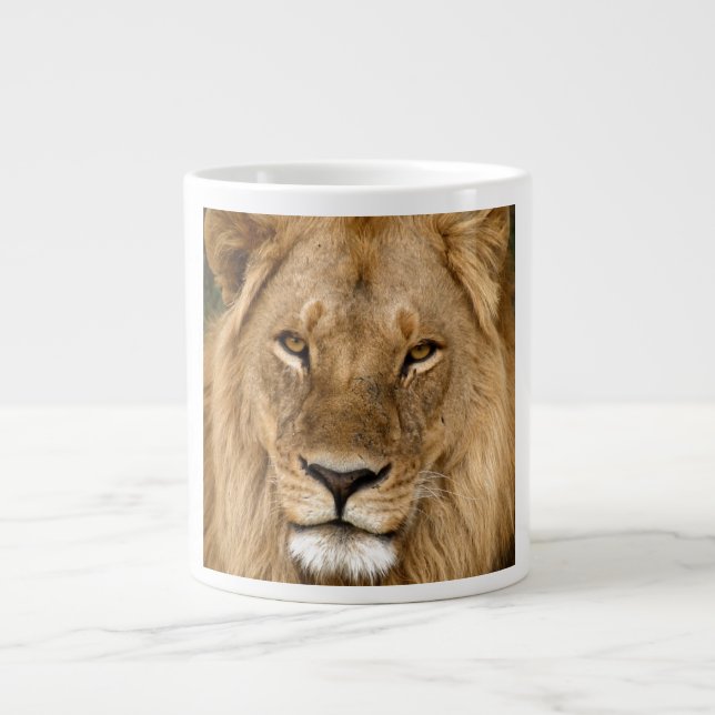 Entspannter Löwenking-Blick Jumbo-Tasse (Vorderseite)