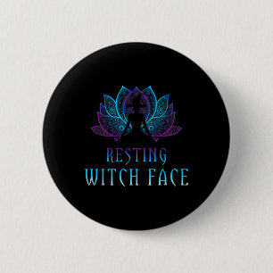 Entspanntes Hexengesicht Lotus Lustiger Halloween Button
