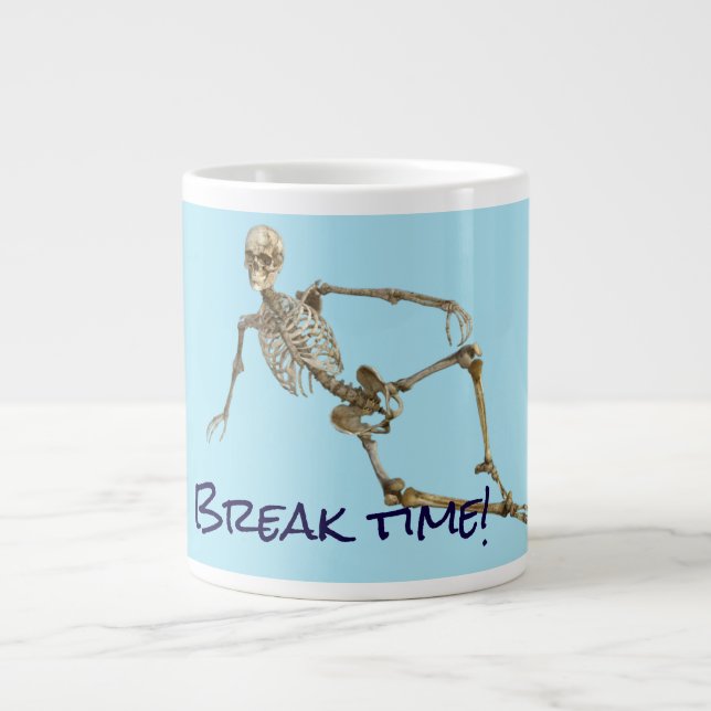 Entspanntes Skelett sagt "Break time" Jumbo-Tasse (Vorderseite)