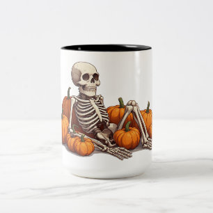 Entspanntes Skelett unter Ernte-Kürbissen 🎃 Zweifarbige Tasse
