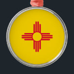 Entwurf der Fahne des Staates Mexiko Silbernes Ornament<br><div class="desc">Hier ist ein New Mexico State Flag Design präsentiert auf einer Vielzahl von Produkten. Eine tolle Geschenkidee für jeden Anlaß und für jeden,  der einen Besuch abstatten möchte. Verwenden Sie den Link "Diesen Designer Gefragt",  um uns mit Ihren speziellen Designanfragen oder für Hilfe bei Ihren individuellen Anpassungsbedürfnissen zu kontaktieren.</div>