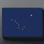 Entwurf der Staatsflagge Alaska Fotoplatte<br><div class="desc">Hier ist ein Alaska State Flag Design präsentiert auf einer Vielzahl von beliebten Produkten. Eine tolle Geschenkidee für jeden Anlaß und alle,  die einen Besuch abstatten. Verwenden Sie den Link "Diesen Designer Gefragt",  um uns mit Ihren speziellen Designanfragen oder für Hilfe bei Ihren individuellen Anpassungsbedürfnissen zu kontaktieren.</div>