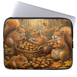 Entzückende Herbsthörnchen genießen Eicheln Laptopschutzhülle