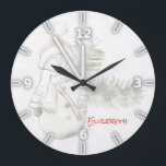 Entzückende Snowman Wiith Weihnachtsmannmütze - Große Wanduhr<br><div class="desc">Dieses Bild kennzeichnet Snowman mit Weihnachtsmannmütze auf weißem Hintergrund. Jedes mögliches Mädchen wurde Liebe,  diesen stilvollen Entwurf zu haben. Wenn Ihre Kunst noch justiert werden muss,  klicken Sie an besonders anfertigen dieser Knopf. Dieses nimmt Sie zu einem Entwurfsbereich,  in dem Sie herum umziehen und Schriftart sogar ändern können!</div>