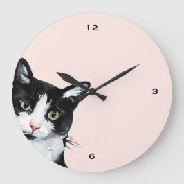 Entzückende spähende Katze erröten Uhr