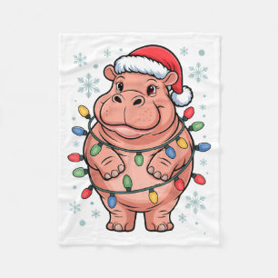 Entzückender Flusspferd mit Weihnachtslichtern und Fleecedecke