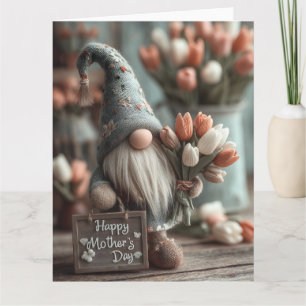 Entzückender Gnom mit einem "Happy Mother's Day"-S Karte