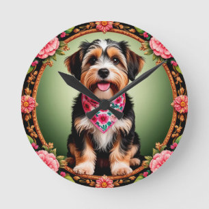 Entzückender Hund, umrahmt von farbenfrohen Blumen Runde Wanduhr