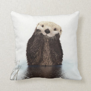 Entzückender lächelnder Otter im See Kissen