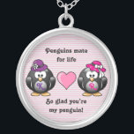 Entzückender lesbischer Braut-Herz-Hut der Versilberte Kette<br><div class="desc">Zwei entzückende Pinguine mit rosa Herzen und hellrosa Streifen. Ich zeichnete einen lila Hut mit Blume für die auf dem Hut des links und heißen Rosas mit Band für das auf dem Recht. Ersetzen Sie den Beispieltext durch Ihre eigenen Wörter für ein einzigartiges Geschenk. Macht ein wunderbares Geschenk für eine...</div>