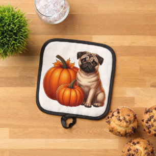 Entzückender Pug sitzt neben Kürbissen und Blätter Topflappen