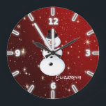 Entzückender Snowman, Rot - personalisiert Große Wanduhr<br><div class="desc">Dieses Bild kennzeichnet Schneemann auf rotem Hintergrund. Jedes mögliches Mädchen wurde Liebe,  diesen stilvollen Entwurf zu haben. Wenn Ihre Kunst noch justiert werden muss,  klicken Sie an besonders anfertigen dieser Knopf. Dieses nimmt Sie zu einem Entwurfsbereich,  in dem Sie herum umziehen und Schriftart sogar ändern können!</div>
