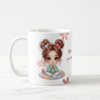 Entzückendes Chibi-Mädchen sitzt auf Kissen mit Zi Kaffeetasse