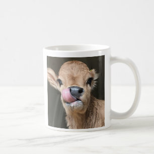 Entzückendes kleines Kalb kleiner Stümper auf Kaffeetasse