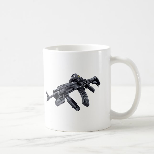 EOTech visierte taktisches AK-47Sturmgewehr an Kaffeetasse (Rechts)
