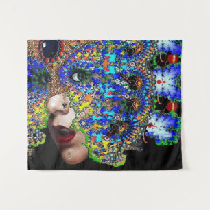 EPHEMERAL/FRAU MIT FARBIGEM FRAKTAL WANDTEPPICH