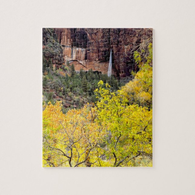 Ephemerialer Wasserfall strömt in der Felswand aus Puzzle (Vertikal)